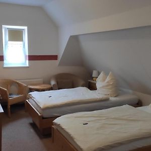 Zimmer mit Kingsize-Bett